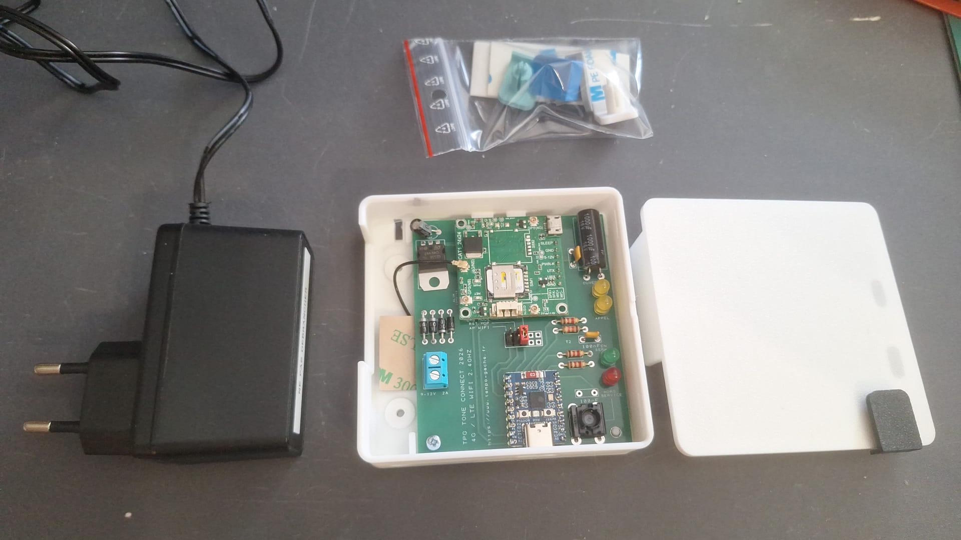Boîtier électronique TPG-TONE et son alimentation